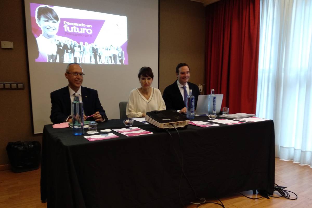 Un momento de la presentación, con Juan Jorge Poveda, director del Gabinete de Dirección del Grupo Cofares y candidato a tesorero; Rosala Gozalo, candidata a presidenta y vocal de Dermofarmacia en funciones, y Luis de Palacio, presidente de FEFE y candidato a vicepresidente.